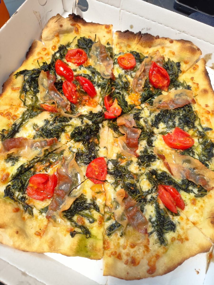 Tonda bianca con verdure, pomodorini e pancetta